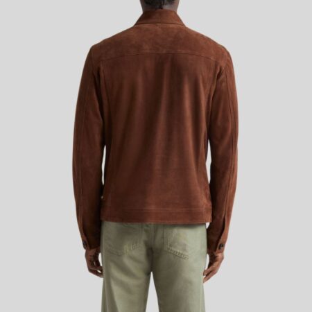 Rückansicht eines Mannes in brauner Wildleder-Truckerjacke mit klassischem Kragen und geradem Saum