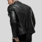 Rückansicht eines Mannes in schwarzer Lederjacke mit vertikalem Nietenmuster und markantem Taillenbesatz