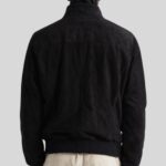 Rückansicht eines Mannes in schwarzer Wildleder-Bomberjacke mit elastischem Bund und Stehkragen