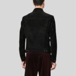 Rückansicht eines Mannes in schwarzer Wildlederjacke mit verstellbarem Bund und bordeauxroter Schlaghose