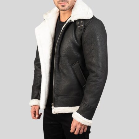 Schräger Blick auf schwarze Herren Shearling Jacke mit weißem Fellkragen und Reißverschluss