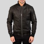 Schwarze Herren Bomberjacke aus Leder mit geschlossenem Reißverschluss und Reißverschlusstasche am Arm