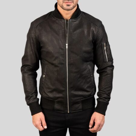 Schwarze Herren Bomberjacke aus Leder mit geschlossenem Reißverschluss und Reißverschlusstasche am Arm
