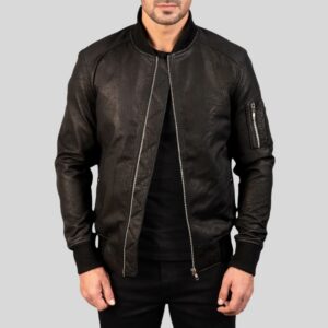 Schwarze Herren Leder Bomberjacke mit Reißverschluss und Ärmeltasche, vorne getragen