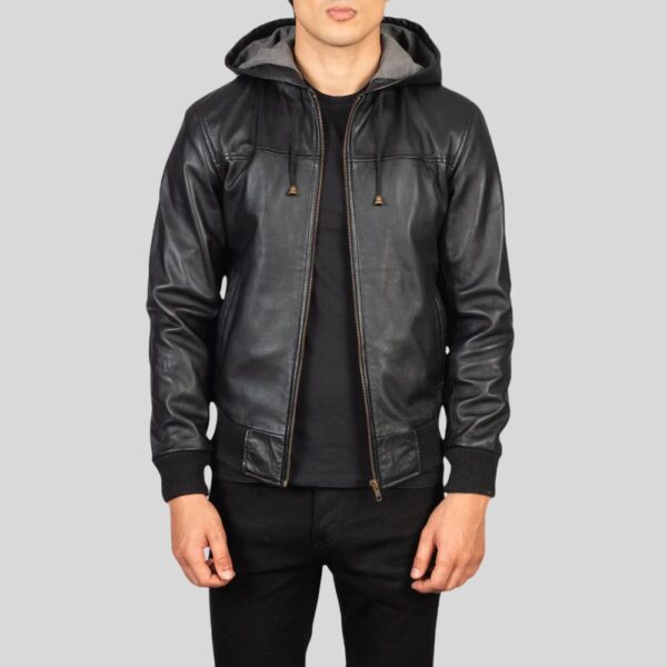 Schwarze Herren Lederjacke mit Kapuze, Reißverschluss und sportlichem Look