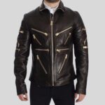 Schwarze Herren Lederjacke mit mehreren goldfarbenen Reißverschlüssen – Frontansicht vor neutralem Hintergrund