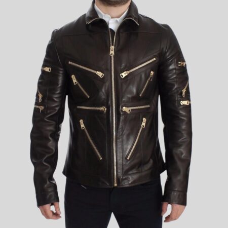 Schwarze Herren Lederjacke mit mehreren goldfarbenen Reißverschlüssen – Frontansicht vor neutralem Hintergrund