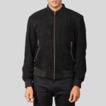 Schwarze Herren-Wildlederjacke mit geschlossenem Reißverschluss – klassische Frontansicht mit Reißverschlusstaschen