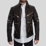 Schwarze Herrenlederjacke mit offenen goldenen Zippern und weißem Hemd – Frontansicht leicht geöffnet