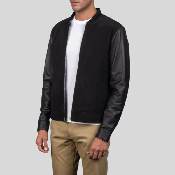 Schwarze Hybridjacke für Herren mit Wildlederfront und Lederärmeln, Seitenansicht leicht gedreht