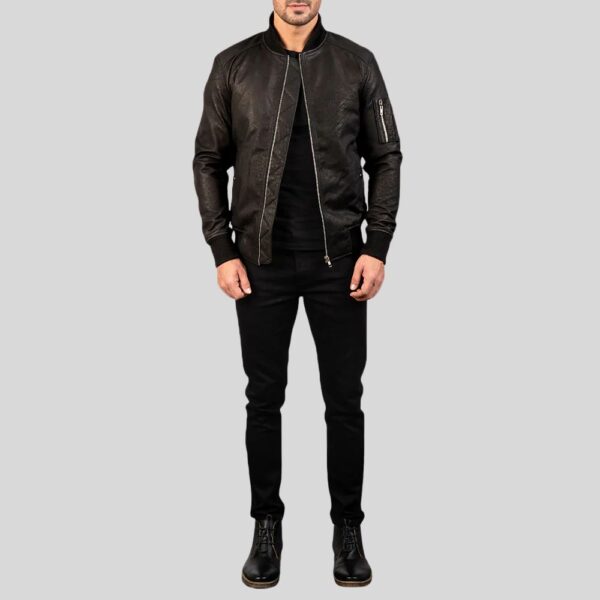 Schwarze Leder Bomberjacke für Herren, komplett geöffnet getragen mit schwarzer Hose und Boots