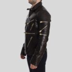 Schwarze Lederjacke für Herren mit goldenen Reißverschlüssen – Seitenansicht des linken Arms und Torsos