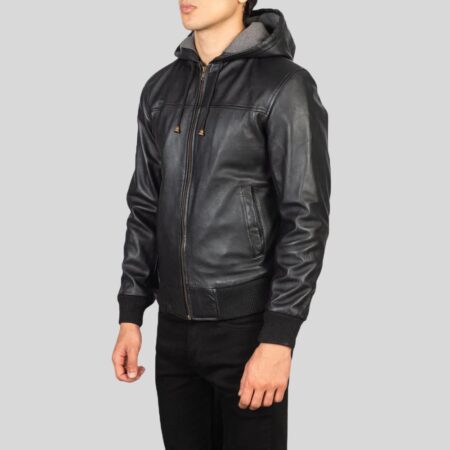 Schwarze Lederjacke mit Kapuze für Herren, Seitenansicht mit Taschen und Reißverschluss