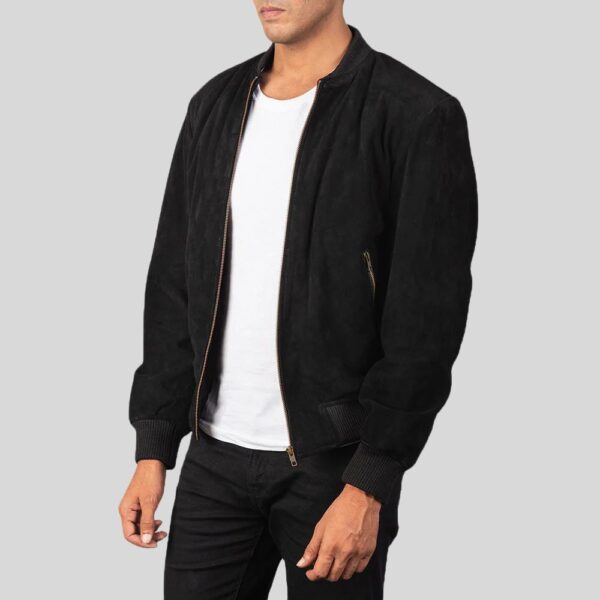 Schwarze Wildlederjacke Herren seitlich – schlichtes Bomberdesign mit Reißverschluss und gerippten Bündchen