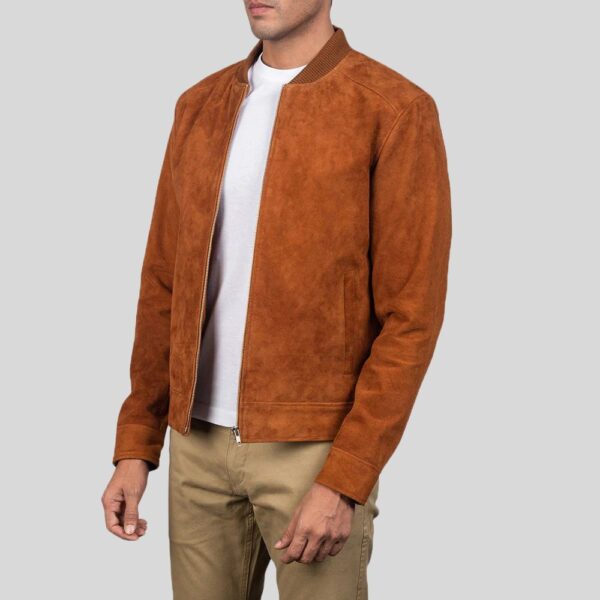Seitenansicht der wildleder bomberjacke herren cognac mit Reißverschluss und schmalem Kragen