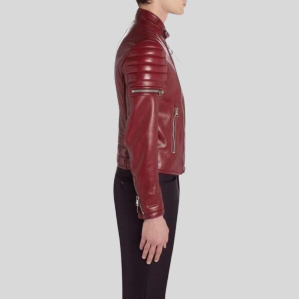Seitenansicht einer burgunderroten Leder-Bikerjacke für Herren mit gesteppten Schultern und Reißverschlüssen