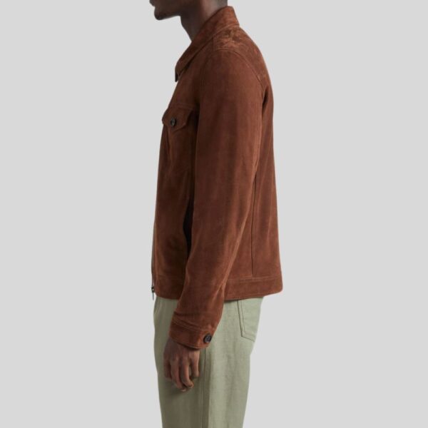 Seitenansicht eines Mannes in brauner Wildlederjacke mit klassischem Kragen und Knopfmanschette