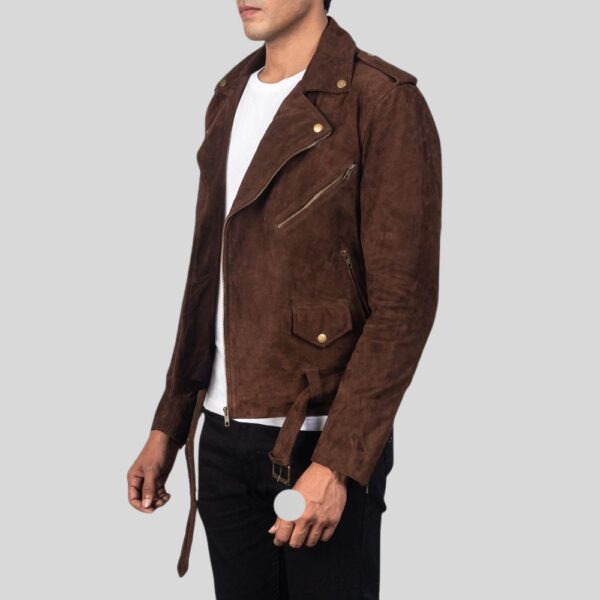 Seitlich-frontale Ansicht eines Mannes in brauner Wildleder-Bikerjacke mit schrägem Reißverschluss, Schulterriegeln und Gürtel