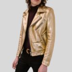 Seitlich-frontale Ansicht eines Mannes in glänzender goldener Leder-Bikerjacke mit Reißverschlusstaschen und Gürtel