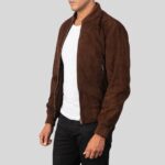 Vorderansicht der Wildleder Bomberjacke Herren Braun mit gerippten Bündchen und Reißverschluss