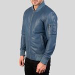 Seitliche Ansicht einer blauen Leder Bomberjacke für Herren mit Reißverschluss, Armtasche und Strickbündchen