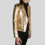 Seitliche Ansicht eines Mannes in glänzender goldener Leder-Bikerjacke mit Reißverschlüssen und Schulterdetails