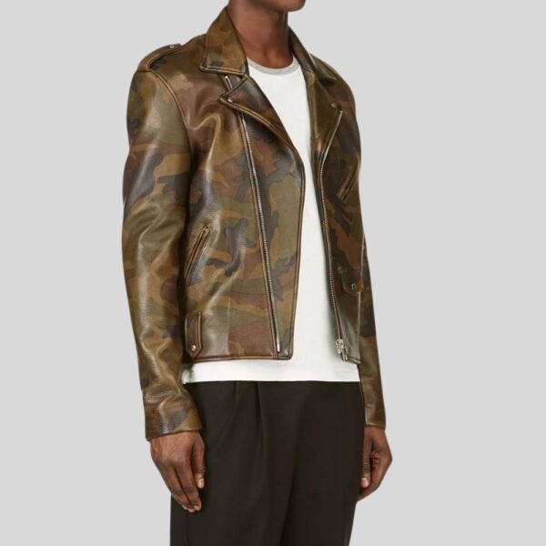 Die Camouflage-Lederjacke für Herren ist eine moderne Interpretation des klassischen Bikerdesigns. Mit asymmetrischem Reißverschluss, Reverskragen, Schulterriegeln und silbernen Reißverschlüssen bietet sie einen stilvollen Mix aus militärischer Ästhetik und urbanem Streetstyle. Die strukturierte Lederoberfläche in Tarnoptik sorgt für einen markanten Look – ideal für herbstliche Layering-Outfits oder als Statement-Piece in der Alltagsmode.