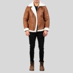 Shearling Lederjacke Herren Braun – Komplettansicht vorne mit weißem Fellkragen und braunen Boots