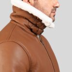 Shearling Lederjacke Herren Braun – Nahaufnahme des Kragens mit Schnallenverschluss und Lammfellfutter