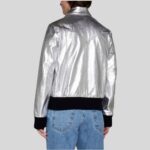 Silberne Lederjacke Herren – Rückansicht mit schwarzem Strickbund und modernem Metallic-Finish