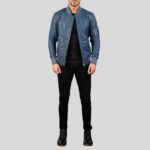 Vollansicht eines Mannes in blauer Leder Bomberjacke mit schwarzem Shirt, schwarzer Hose und Stiefeln – modernes Herrenoutfit