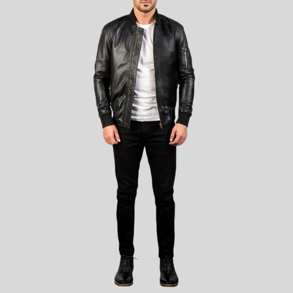 Vollansicht schwarze Leder-Bomberjacke Herren mit weißem Shirt und schwarzen Jeans