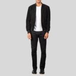 Vollansicht schwarzer Herren-Wildlederjacke mit weißem T-Shirt und schwarzer Hose – moderne Streetwear
