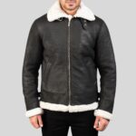Vorderansicht der schwarzen Shearling Jacke für Herren mit weißem Lammfellkragen und geschlossenem Reißverschluss