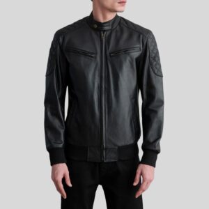 Vordere Ansicht einer schwarzen Biker-Lederjacke für Herren mit Stehkragen und gesteppten Schulterpartien