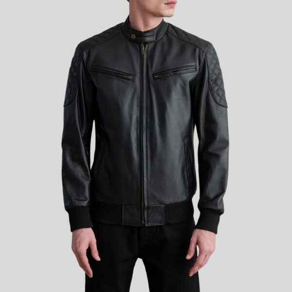 Vordere Ansicht einer schwarzen Biker-Lederjacke für Herren mit Stehkragen und gesteppten Schulterpartien