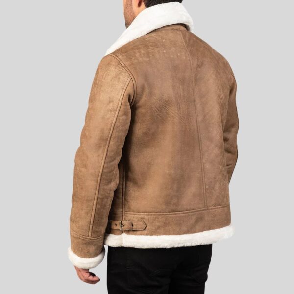 rückansicht einer braunen shearling jacke für herren mit weißem kragen und seitlichem gürtelverschluss