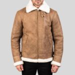vorderansicht einer geschlossenen braunen shearling jacke mit weißem lammfellkragen für herren