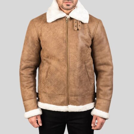 vorderansicht einer geschlossenen braunen shearling jacke mit weißem lammfellkragen für herren