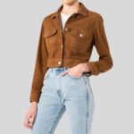 Cropped Wildlederjacke Damen in Hellbraun mit Brusttaschen und Knopfverschluss – getragen mit Jeans