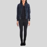 Damen Bomberjacke Wildleder in Navyblau – Ganzkörperansicht mit geschlossenem Look