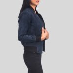 Damen Bomberjacke Wildleder in Navy – Seitenansicht mit halb geöffnetem Frontzip