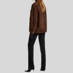 Damen Braun Wildlederjacke mit Oversized Fit in Seitenansicht – Hochwertige Verarbeitung aus echtem Wildleder
