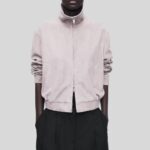 Damen Wildlederjacke Beige – minimalistische Frontansicht mit hohem Kragen