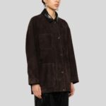 Damen Wildlederjacke in Dunkelbraun mit Oversized-Passform und schwarzem Lederkragen – Seitenansicht