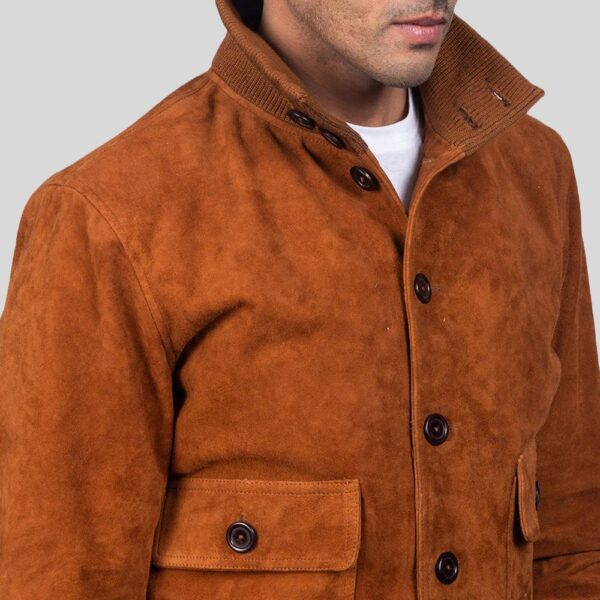 Detailansicht des braunen Wildleder Blouson Herren – Nahaufnahme von Kragen, Knöpfen und Brustbereich