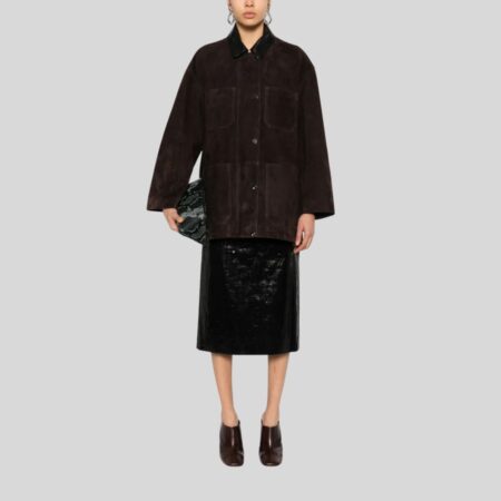 Frau trägt Damen Wildlederjacke in Dunkelbraun mit Rock und Absatzschuhen