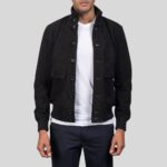 Frontansicht eines schwarzen Wildleder Blouson Herren mit Knopfverschluss und Brusttaschen