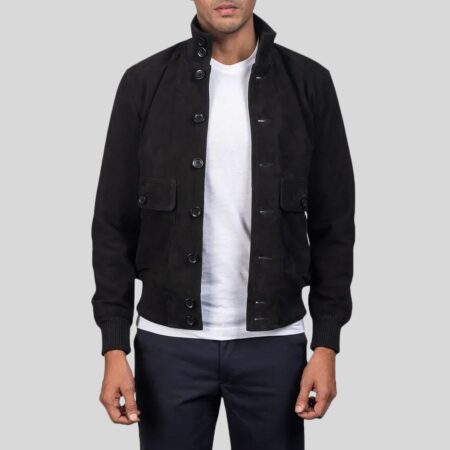 Frontansicht eines schwarzen Wildleder Blouson Herren mit Knopfverschluss und Brusttaschen