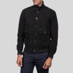 Herren Blouson aus schwarzem Wildleder mit aufgesetzten Taschen – halbseitige Frontansicht